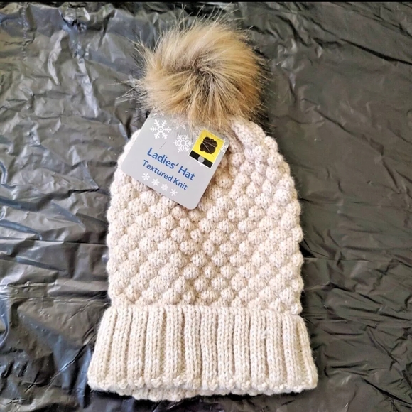 Ladies Hat Textured Knit Faux Fur Pom-Pom Off White Toboggan Cap Warm Comfy Cozy - Picture 2 of 7